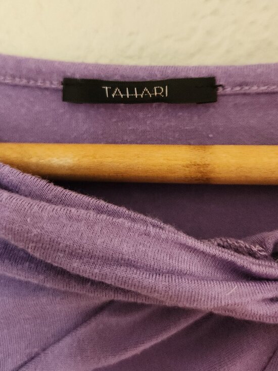 Tahari Lilac Short-Sleeved Shirt with Twisted Neckline Size Medium - Picture 3 of 4